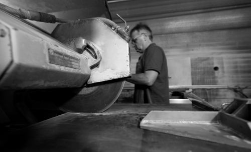 Zaagmachine voor glasbuizen te beweken